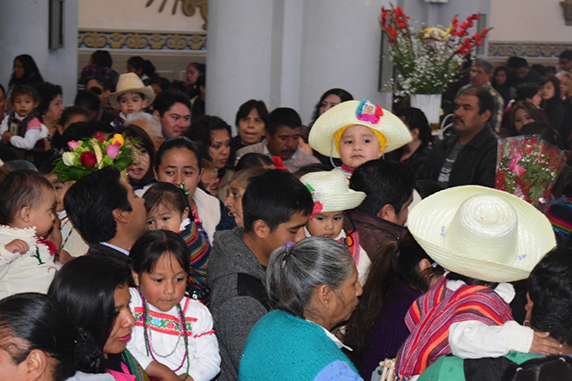 En Zacapaoaxtla sigue la tradición de vestir a los niños de Juan Diego