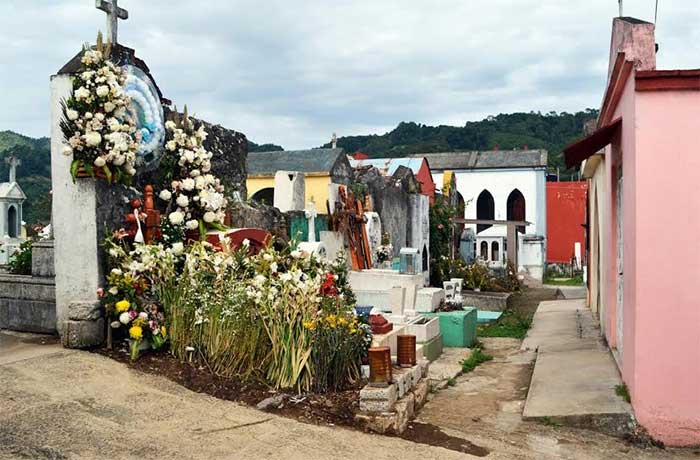 Reparan tumbas de héroes Zacapoaxtecos del 5 de Mayo