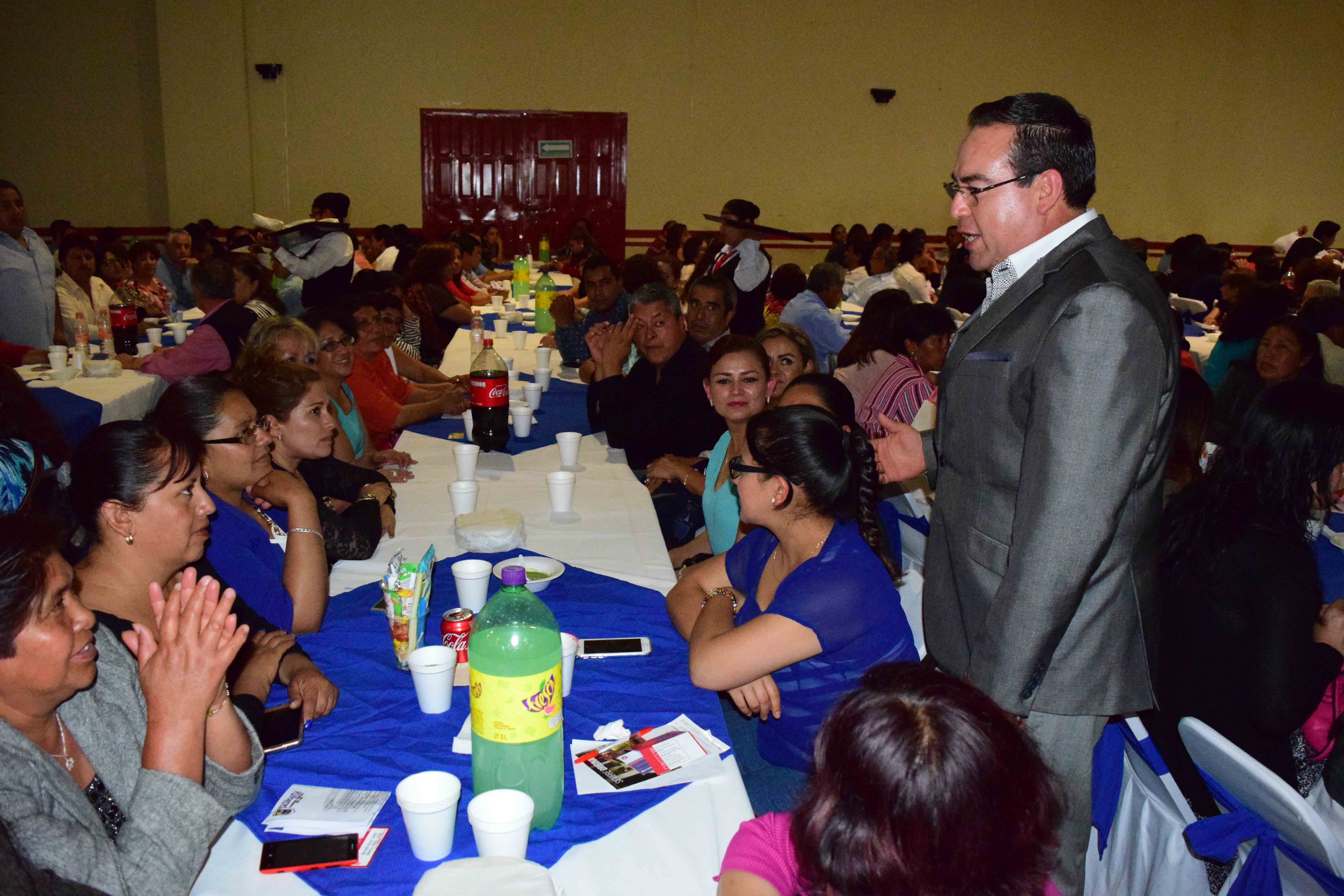 Celebran en Zacapoaxtla el Día del Maestro