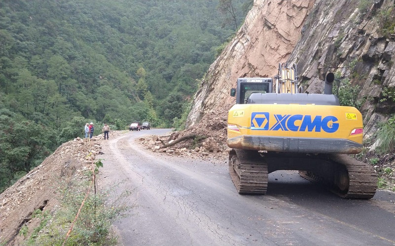 Continúa cierre en la carretera Zacatlán-San Miguel Tenango