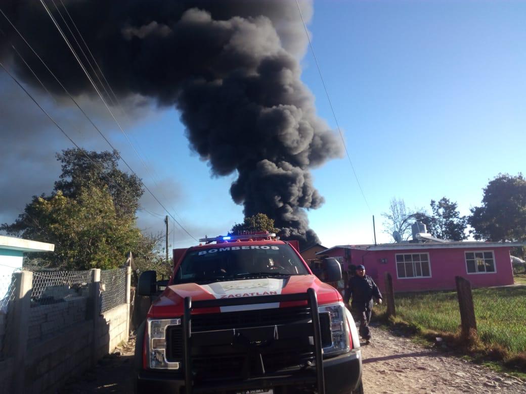 Zacatlán ayuda a controlar incendio en Ahuazotepec