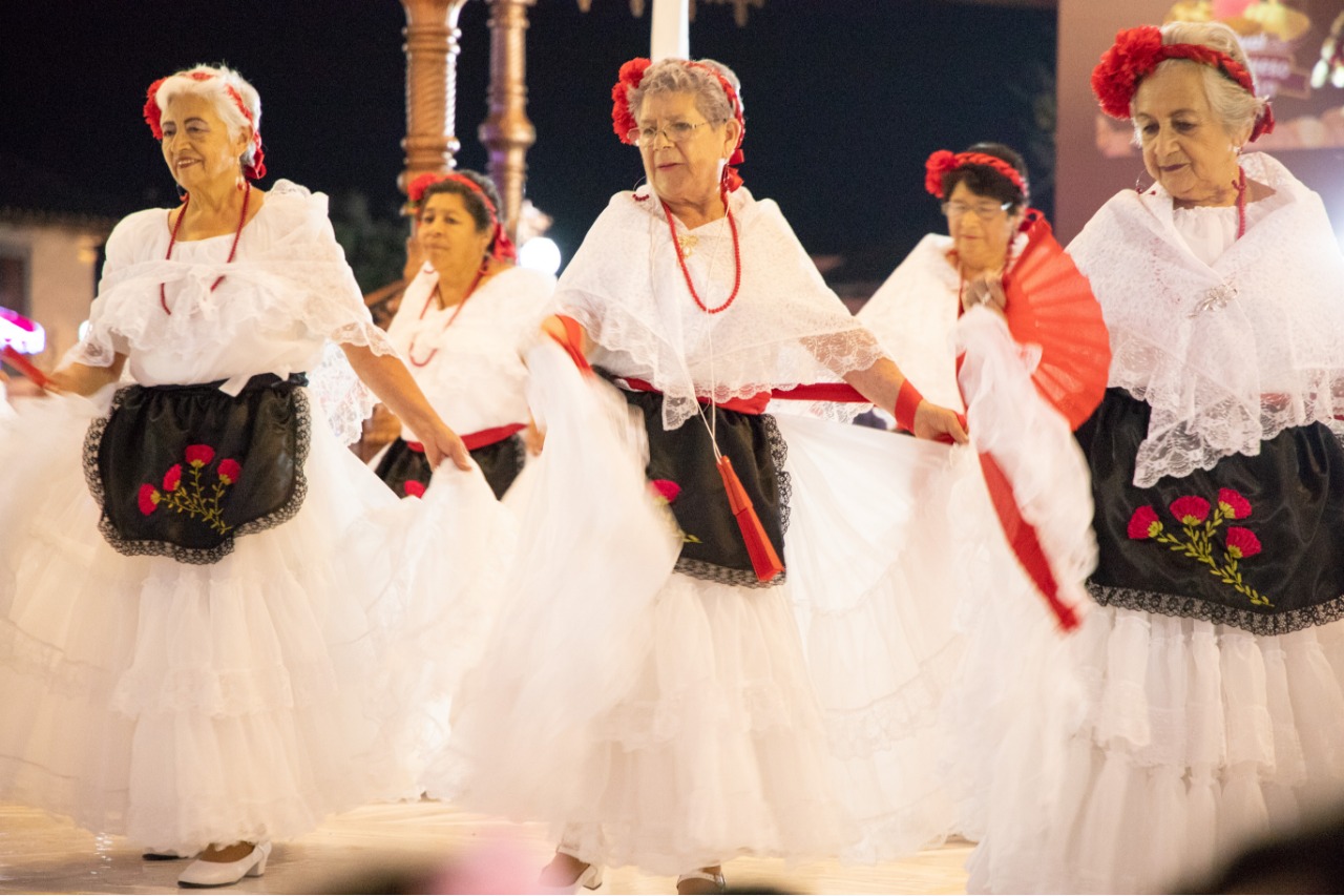 Adultos mayores engalanan Festival del Pan de Queso en Zacatlán