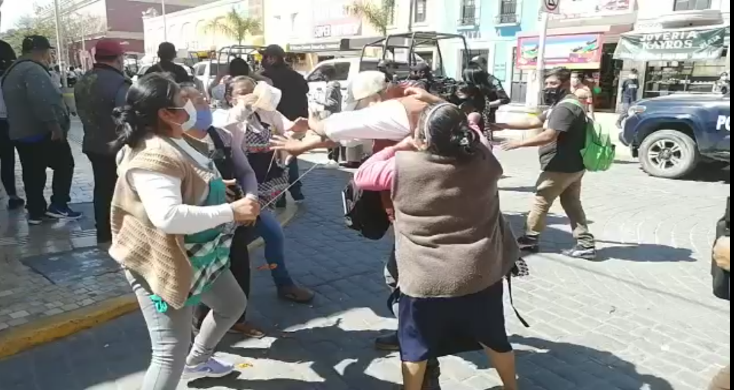 Coapeñas tunden a alineadores que intentaban retirarlas de la calle