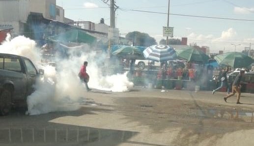 Policías y comerciantes del mercado Zapata se enfrentan en operativo