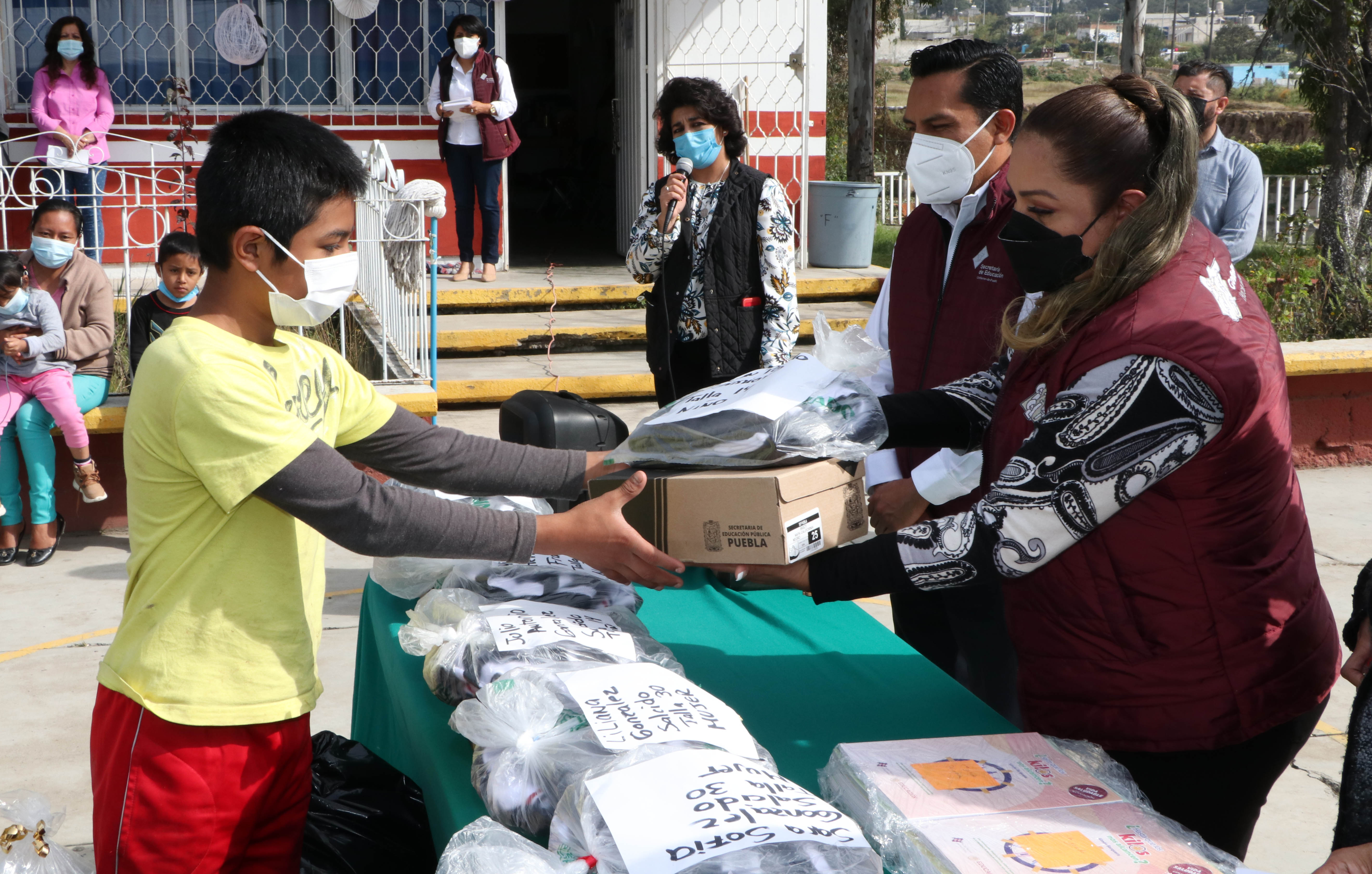 Entrega SEP zapatos, uniformes y libros a estudiantes del albergue en Xochimehuacan