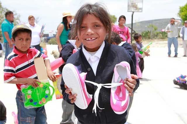  Entregan miles de zapatos en comunidades de Tlacotepec de Benito Juárez