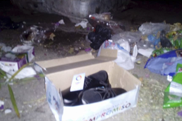 En la basura terminan zapatos escolares del Gobierno de Puebla