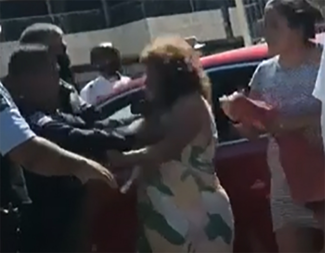 VIDEO Policía se vuelve loco; le da zape a turista y avienta a mujer