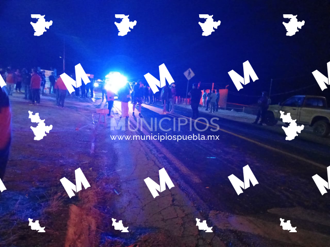 Pobladores retienen a policías de Zapotitlán y bloquean carretera Tehuacán-Huajuapan