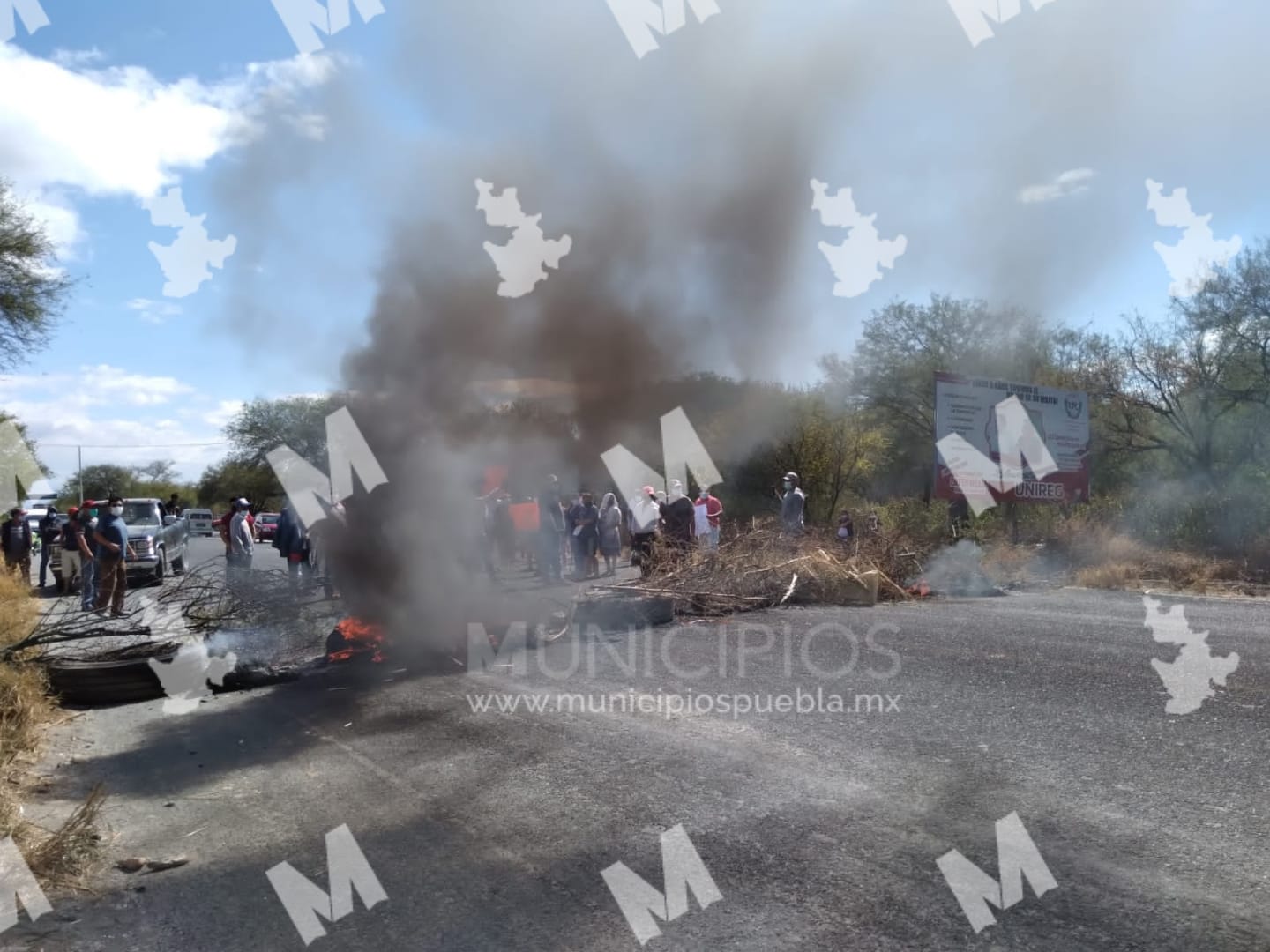 Toman alcaldía y bloquean carretera en Zinacatepec por cobro del DAP