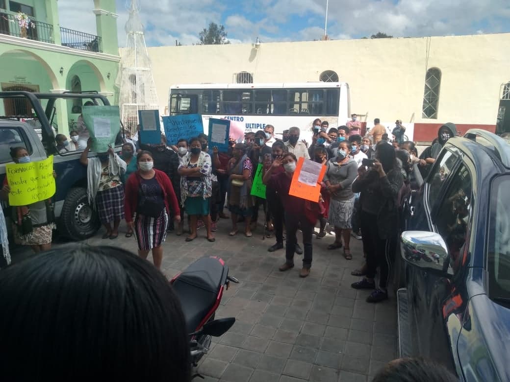 Se manifiestan locatarios del mercado de Zinacatepec contra vendedores foráneos