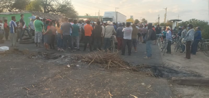 Tras 6 horas de bloqueo habitantes de Zinacatepec reabren carretera 