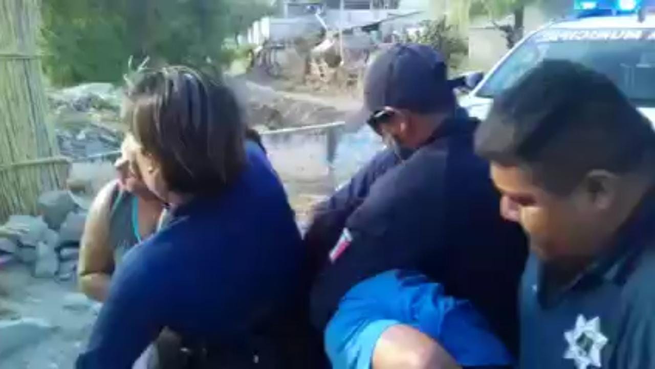 Acusan a policías de Zinacatepec de uso excesivo de la fuerza en detención 