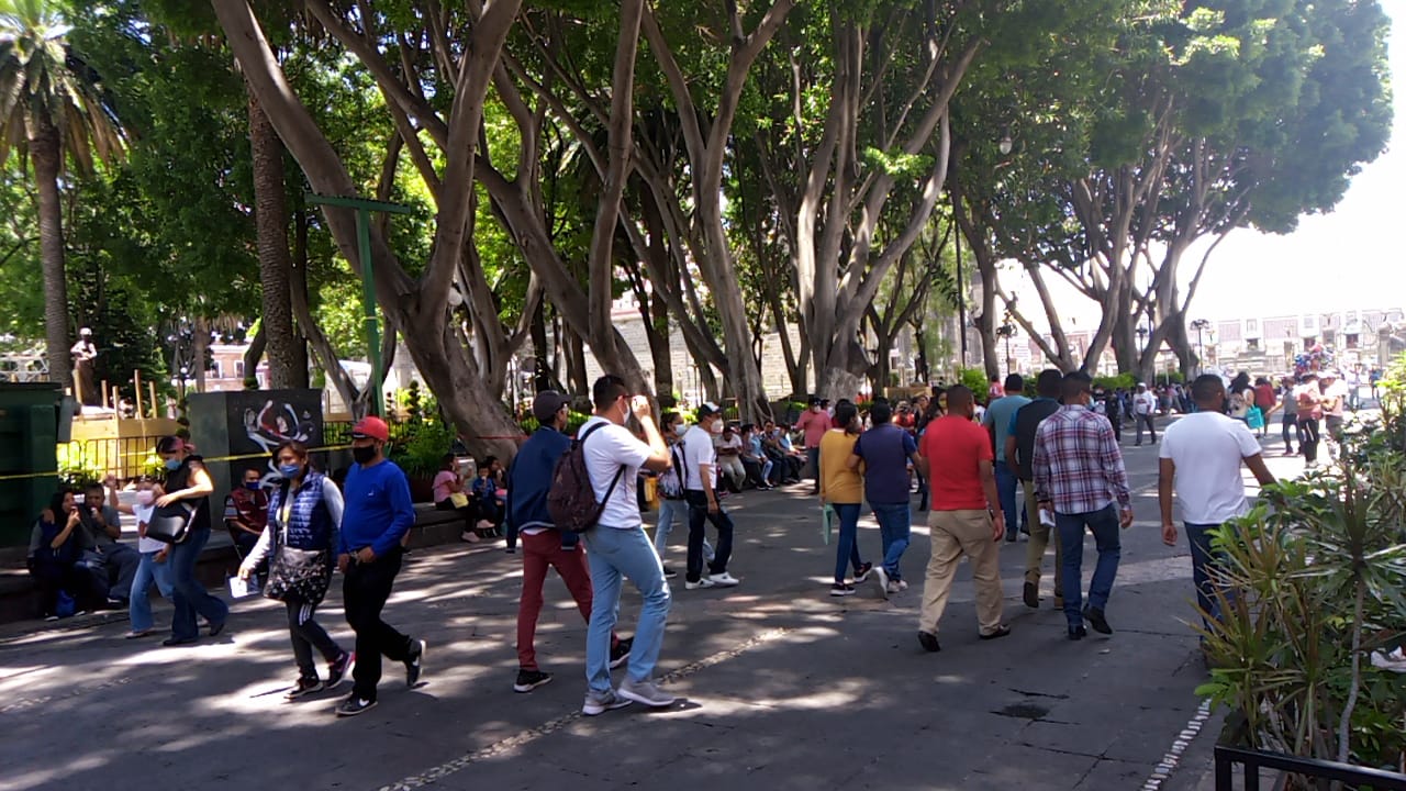 Confiados en la vacuna, poblanos vuelven al Centro Histórico