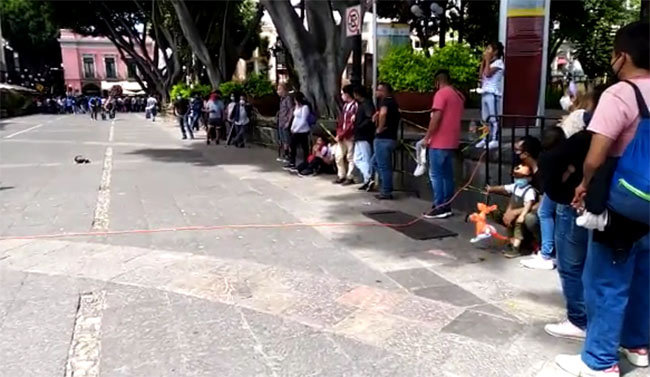 Cierran zócalo de Puebla con vallas metálicas para evitar aglomeraciones 