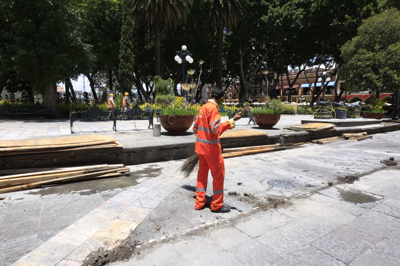 Retira Sedatu tapiales del zócalo de Puebla capital