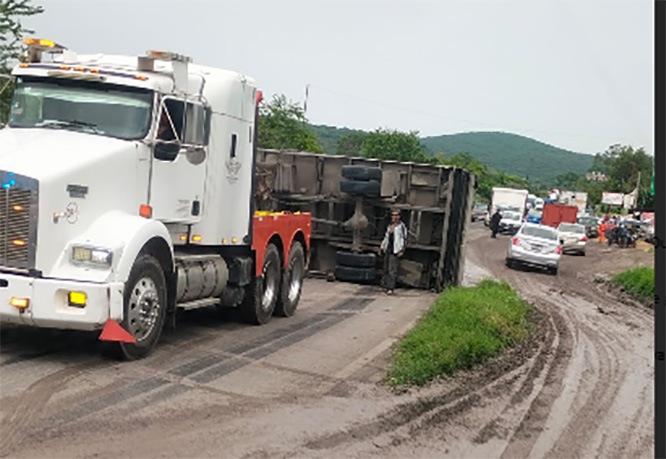 Volcadura de una unidad de Danone bloquea carretera Izúcar-Cuautla