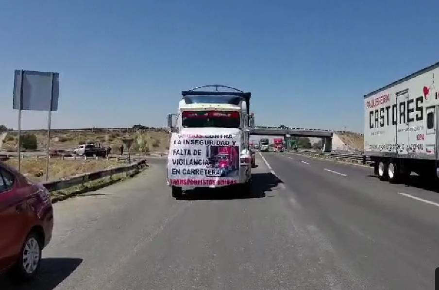 Transportistas se manifiestan en la Puebla-Orizaba a la altura de Quecholac