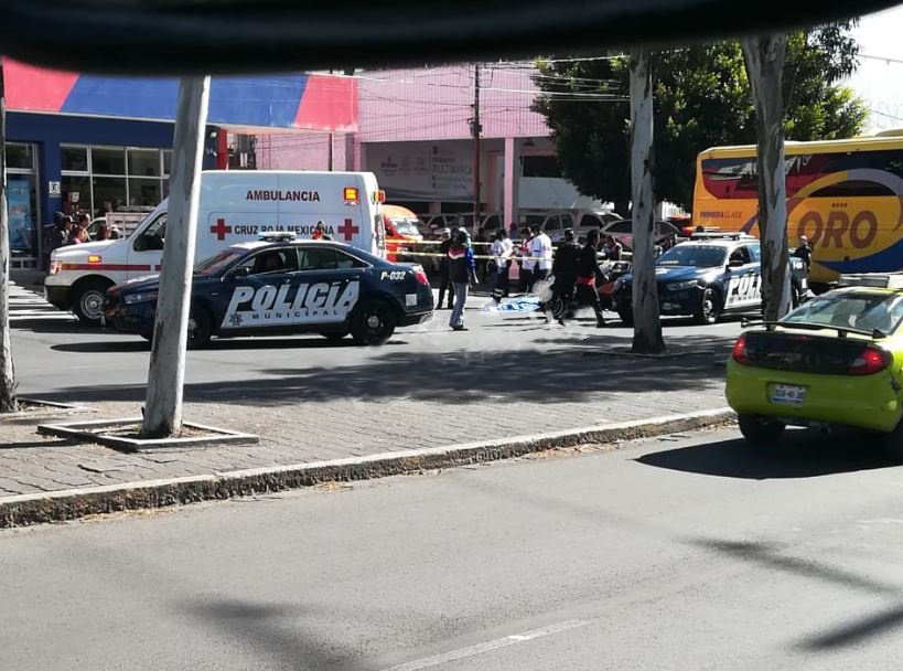Mata transporte público a mujer frente a Walmart de Reforma